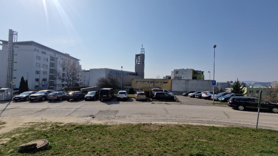 Parkovisko pri kostole Najsvätejšieho Srdca Ježišovho na Kramároch